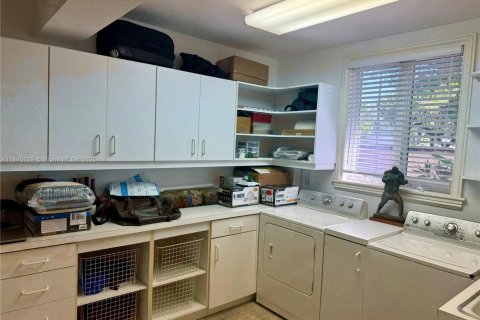 Casa en venta en Miami, Florida, 4 dormitorios, 437.48 m2 № 1999838 - foto 13