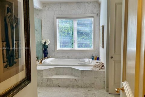 Casa en venta en Miami, Florida, 4 dormitorios, 437.48 m2 № 1999838 - foto 28