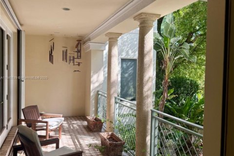 Casa en venta en Miami, Florida, 4 dormitorios, 437.48 m2 № 1999838 - foto 25