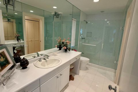 Casa en venta en Miami, Florida, 4 dormitorios, 437.48 m2 № 1999838 - foto 7