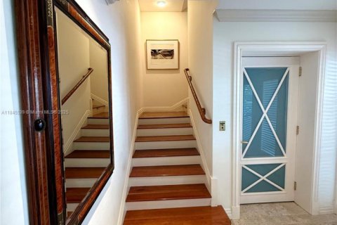 Casa en venta en Miami, Florida, 4 dormitorios, 437.48 m2 № 1999838 - foto 3