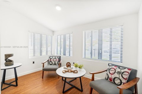 Casa en alquiler en Miami, Florida, 3 dormitorios, 108.7 m2 № 1991397 - foto 8