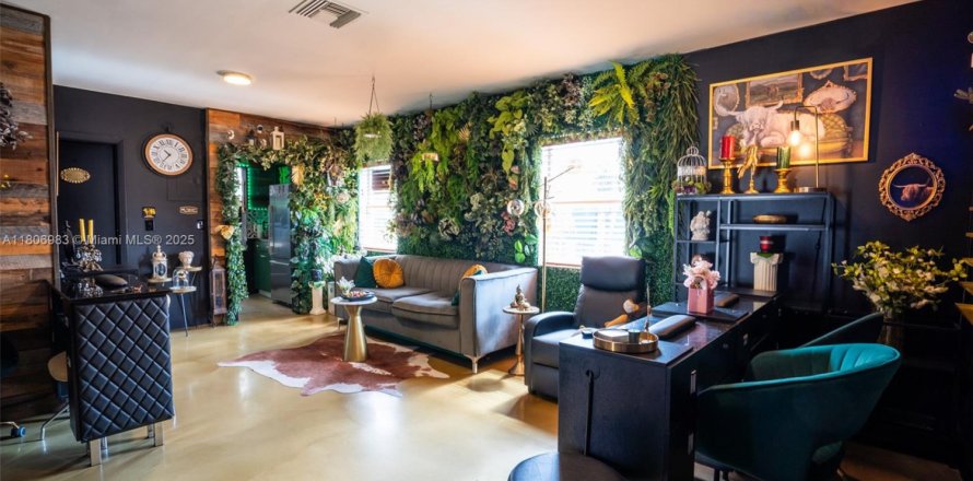 Commercial property in Miami, Florida № 1781915