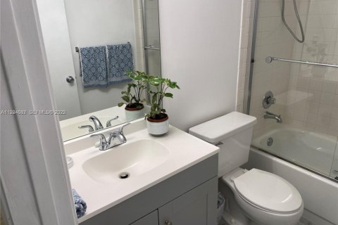 Condo in Pembroke Pines, Florida, 2 bedrooms  № 1982987 - photo 30