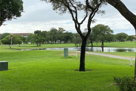Condo in Pembroke Pines, Florida, 2 bedrooms  № 1982987 - photo 6