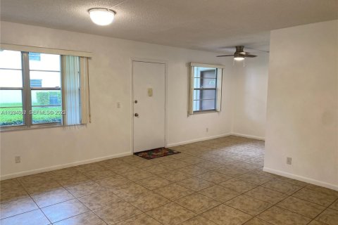 Condo in Pembroke Pines, Florida, 2 bedrooms  № 1982987 - photo 11