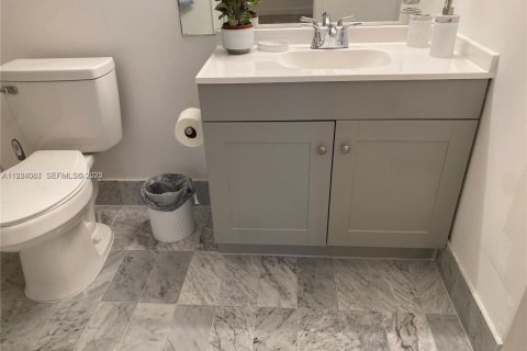 Condo in Pembroke Pines, Florida, 2 bedrooms  № 1982987 - photo 4