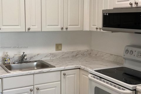 Condo in Pembroke Pines, Florida, 2 bedrooms  № 1982987 - photo 24