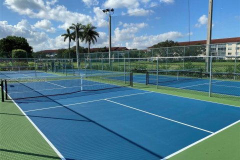 Condo in Pembroke Pines, Florida, 2 bedrooms  № 1982987 - photo 15