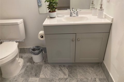 Condo in Pembroke Pines, Florida, 2 bedrooms  № 1982987 - photo 3