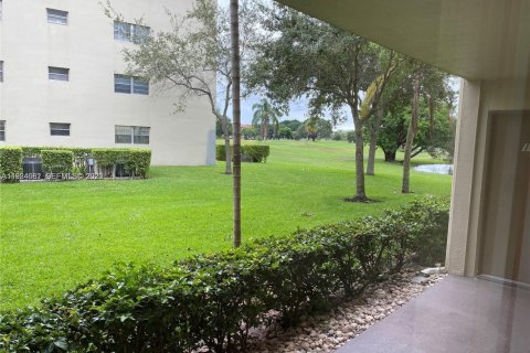 Condo in Pembroke Pines, Florida, 2 bedrooms  № 1982987 - photo 12