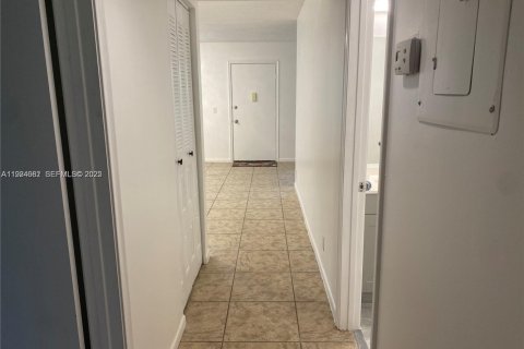 Condo in Pembroke Pines, Florida, 2 bedrooms  № 1982987 - photo 23