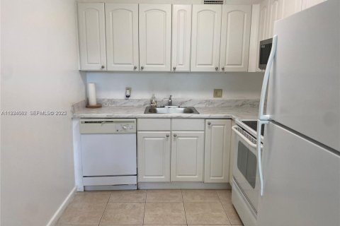 Condo in Pembroke Pines, Florida, 2 bedrooms  № 1982987 - photo 26