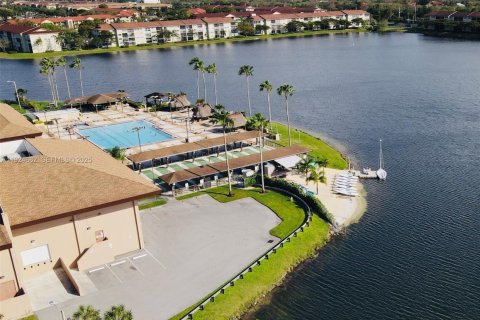 Condo in Pembroke Pines, Florida, 2 bedrooms  № 1982987 - photo 18