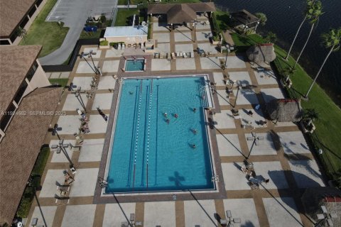 Condo in Pembroke Pines, Florida, 2 bedrooms  № 1982987 - photo 19