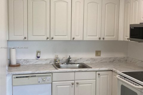 Condo in Pembroke Pines, Florida, 2 bedrooms  № 1982987 - photo 27