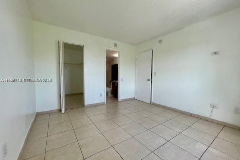 Condominio en venta en Cutler Bay, Florida, 2 dormitorios, 91.04 m2 № 2023561 - foto 3