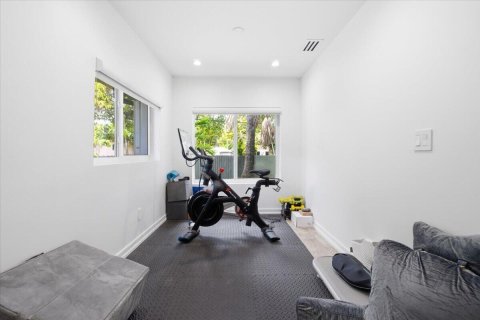 House in Miami, Florida 6 bedrooms, 390.19 sq.m. № 2253725 - photo 19