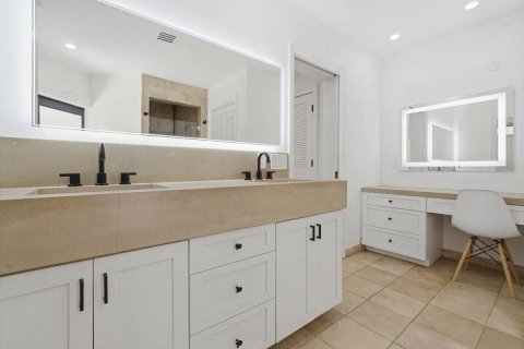 House in Miami, Florida 6 bedrooms, 390.19 sq.m. № 2253725 - photo 23