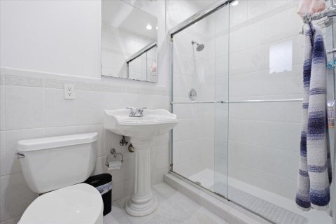 House in Miami, Florida 6 bedrooms, 390.19 sq.m. № 2253725 - photo 28