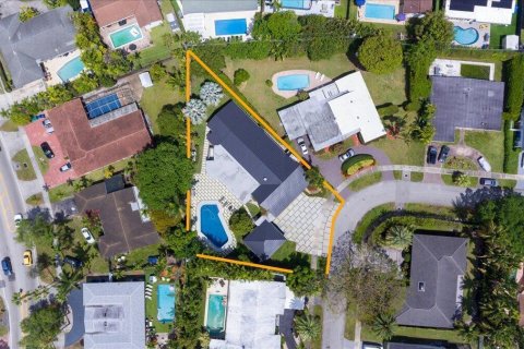 House in Miami, Florida 6 bedrooms, 390.19 sq.m. № 2253725 - photo 4