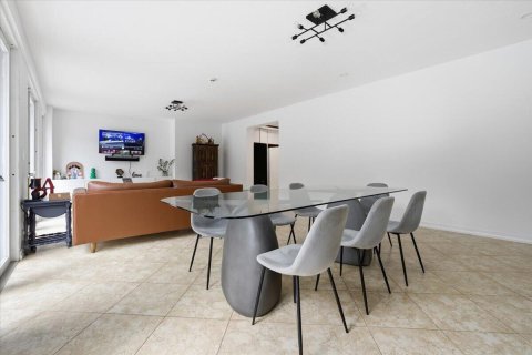 House in Miami, Florida 6 bedrooms, 390.19 sq.m. № 2253725 - photo 12