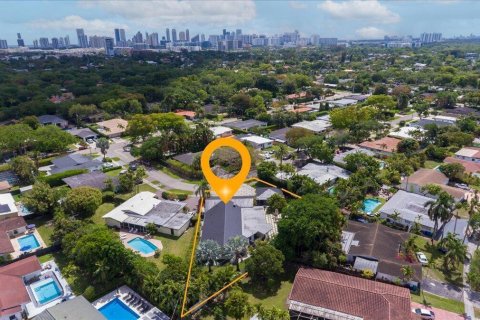 House in Miami, Florida 6 bedrooms, 390.19 sq.m. № 2253725 - photo 5