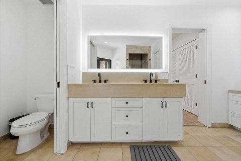 House in Miami, Florida 6 bedrooms, 390.19 sq.m. № 2253725 - photo 22