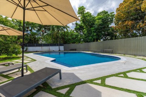 House in Miami, Florida 6 bedrooms, 390.19 sq.m. № 2253725 - photo 8