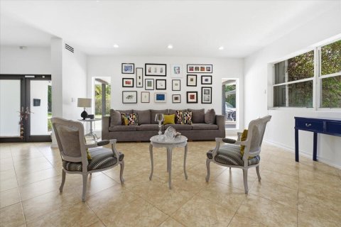 House in Miami, Florida 6 bedrooms, 390.19 sq.m. № 2253725 - photo 11