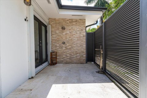 House in Miami, Florida 6 bedrooms, 390.19 sq.m. № 2253725 - photo 25