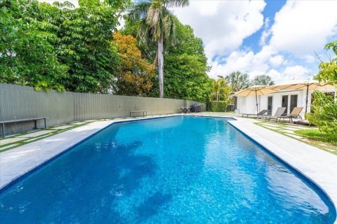 House in Miami, Florida 6 bedrooms, 390.19 sq.m. № 2253725 - photo 7