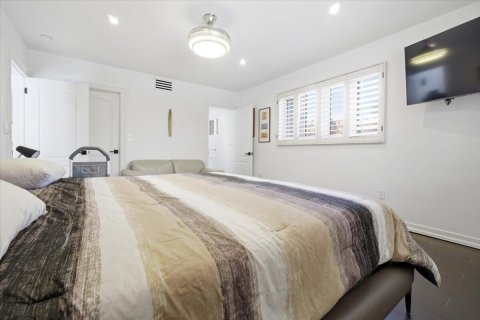 House in Miami, Florida 6 bedrooms, 390.19 sq.m. № 2253725 - photo 13
