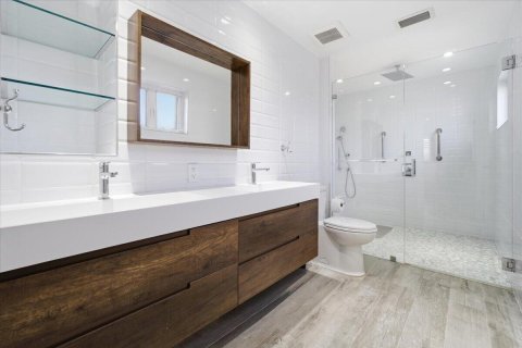 House in Miami, Florida 6 bedrooms, 390.19 sq.m. № 2253725 - photo 14