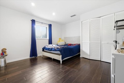 House in Miami, Florida 6 bedrooms, 390.19 sq.m. № 2253725 - photo 29