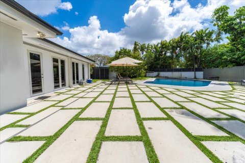 House in Miami, Florida 6 bedrooms, 390.19 sq.m. № 2253725 - photo 6