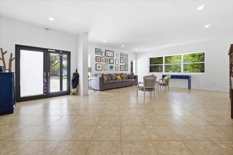 House in Miami, Florida 6 bedrooms, 390.19 sq.m. № 2253725 - photo 10