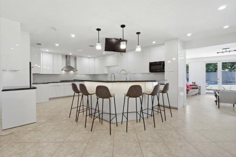 House in Miami, Florida 6 bedrooms, 390.19 sq.m. № 2253725 - photo 2