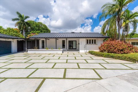 House in Miami, Florida 6 bedrooms, 390.19 sq.m. № 2253725 - photo 3