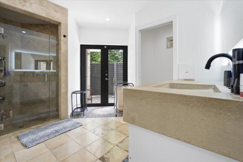 House in Miami, Florida 6 bedrooms, 390.19 sq.m. № 2253725 - photo 24