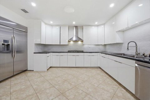 House in Miami, Florida 6 bedrooms, 390.19 sq.m. № 2253725