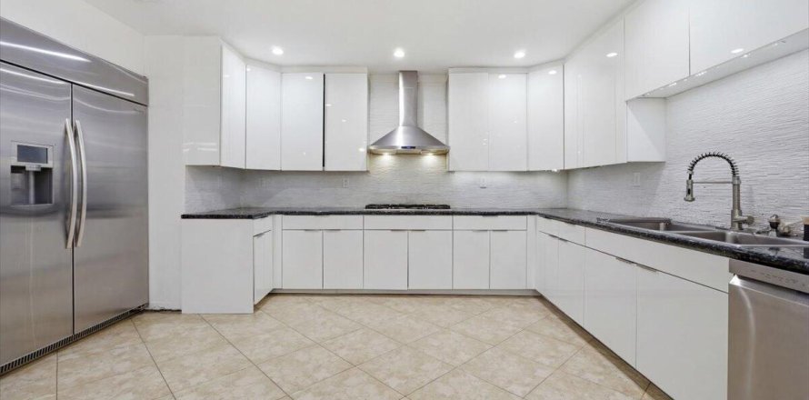 House in Miami, Florida 6 bedrooms, 390.19 sq.m. № 2253725