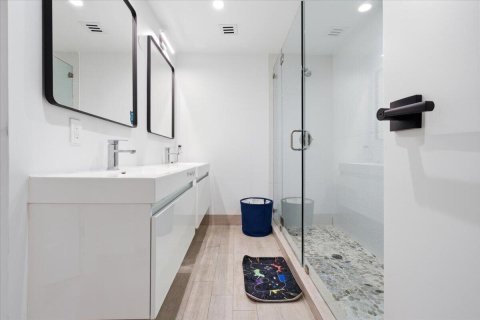 House in Miami, Florida 6 bedrooms, 390.19 sq.m. № 2253725 - photo 16
