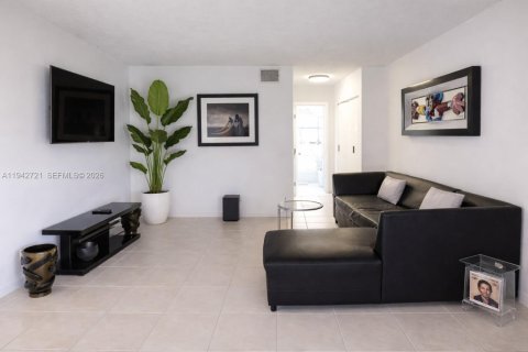 Copropriété à louer à Dania Beach, Floride: 1 chambre, 71.35 m2 № 1999215 - photo 2