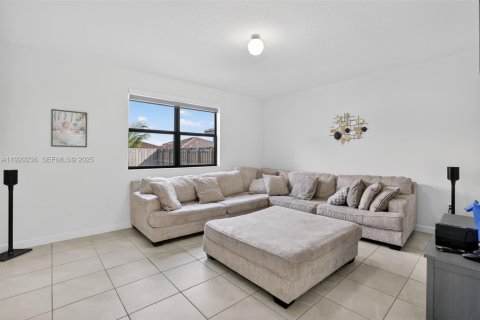 Casa en venta en Homestead, Florida, 4 dormitorios, 241.36 m2 № 1988748 - foto 9