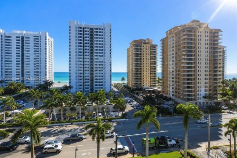 Condominio en alquiler en Hallandale Beach, Florida, 1 dormitorio, 75.9 m2 № 2087296 - foto 13