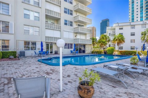 Condominio en alquiler en Hallandale Beach, Florida, 1 dormitorio, 75.9 m2 № 2087296 - foto 18