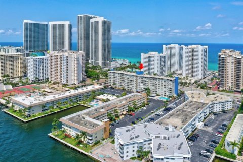 Condominio en alquiler en Hallandale Beach, Florida, 1 dormitorio, 75.9 m2 № 2087296 - foto 26