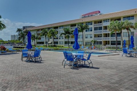 Condominio en alquiler en Hallandale Beach, Florida, 1 dormitorio, 75.9 m2 № 2087296 - foto 24