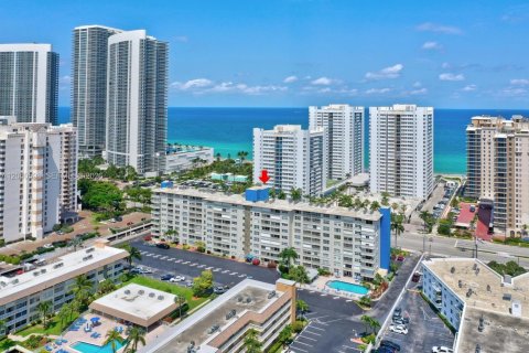 Condominio en alquiler en Hallandale Beach, Florida, 1 dormitorio, 75.9 m2 № 2087296 - foto 28